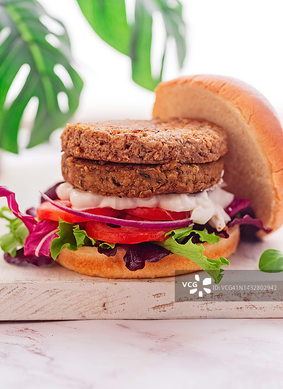 双层纯素大豆蔬菜汉堡图片素材