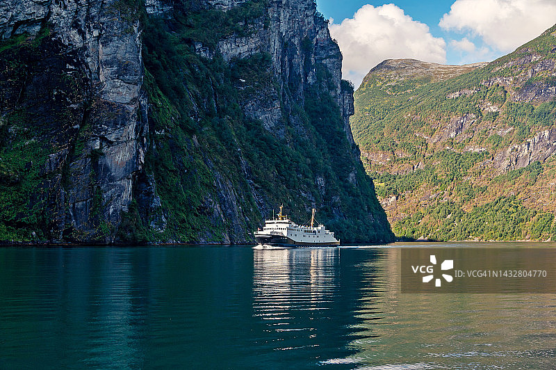 挪威盖朗厄尔峡湾的渡轮图片素材