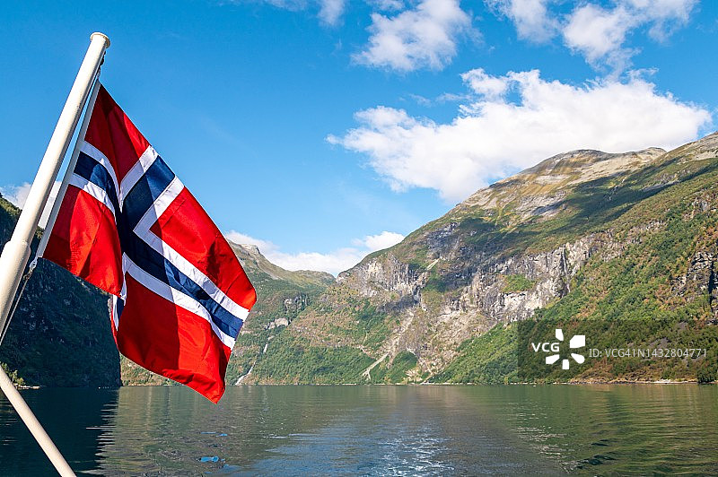 挪威盖朗厄尔峡湾的渡轮上的挪威国旗图片素材