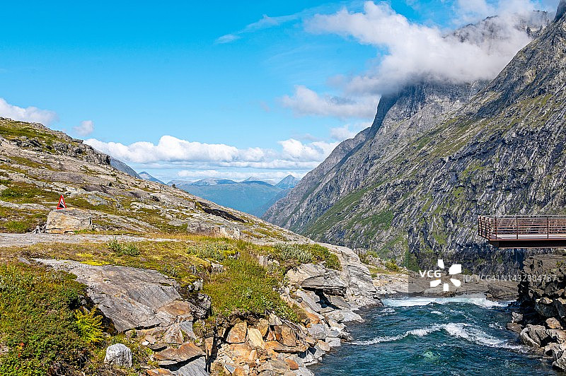 挪威老精灵之路观景点的山脉河流图片素材