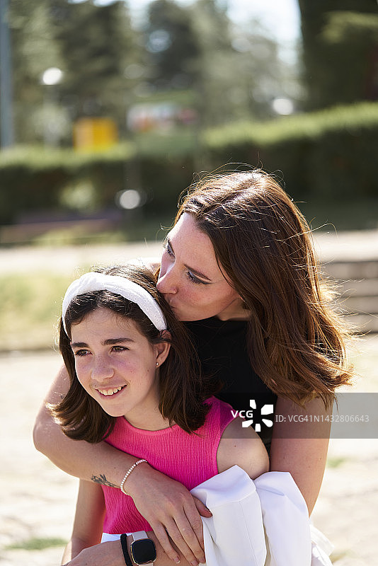 户外穿裙短发姐妹拥抱图片素材