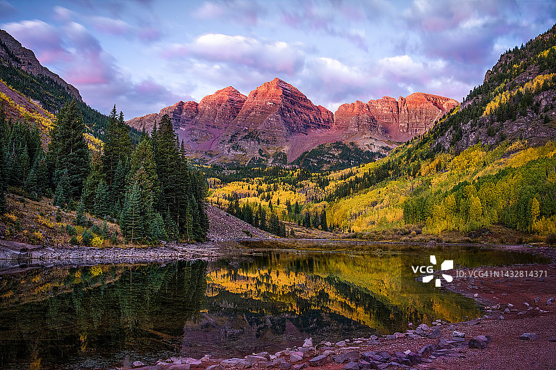 栗色钟日出图片素材