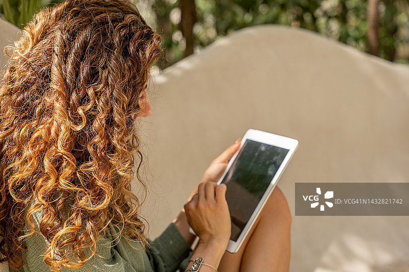 在户外使用平板电脑的混血女人图片素材
