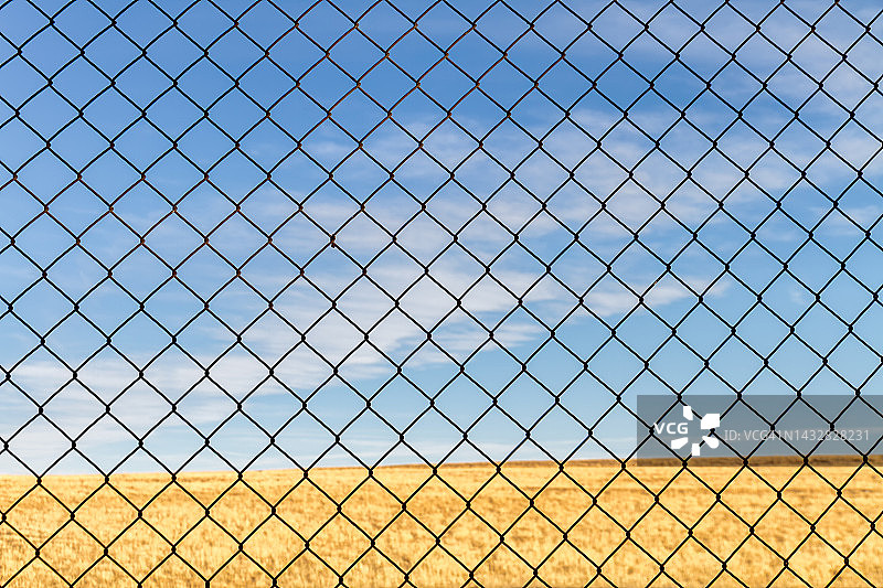 围栏后面的干旱景观图片素材
