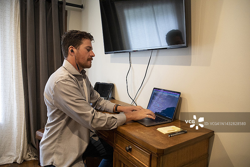 年轻人使用笔记本电脑进行Web开发工作图片素材