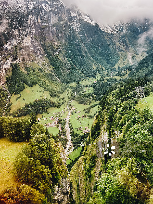 从空中俯瞰瑞士雪朗峰山谷图片素材