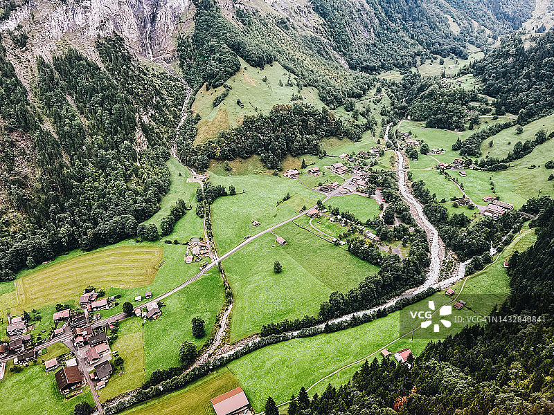 从空中俯瞰瑞士雪朗峰的草地图片素材
