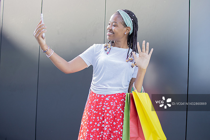美丽的女人在城里购物图片素材