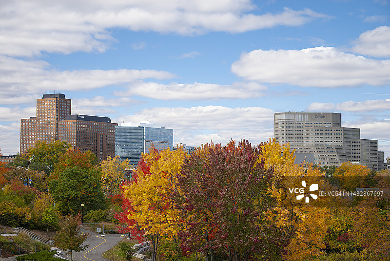 加拿大渥太华 Gatineau 河畔的秋色城市公园图片素材