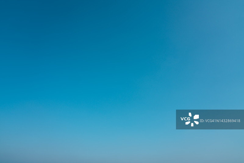 蓝色的天空图片素材
