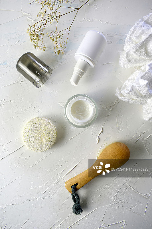 白色背景上的面霜美容产品图片素材