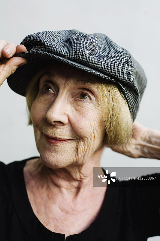 一位爱玩耍的老年妇女图片素材