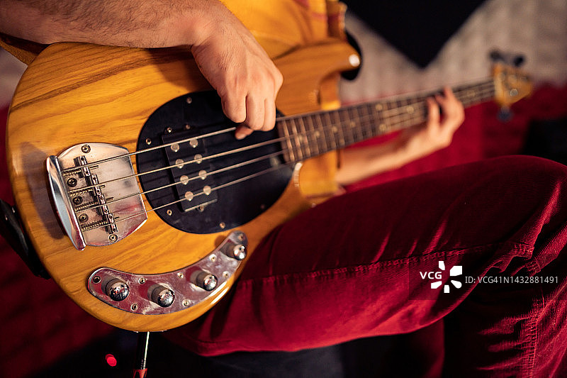 不露面的音乐家弹奏电吉他图片素材