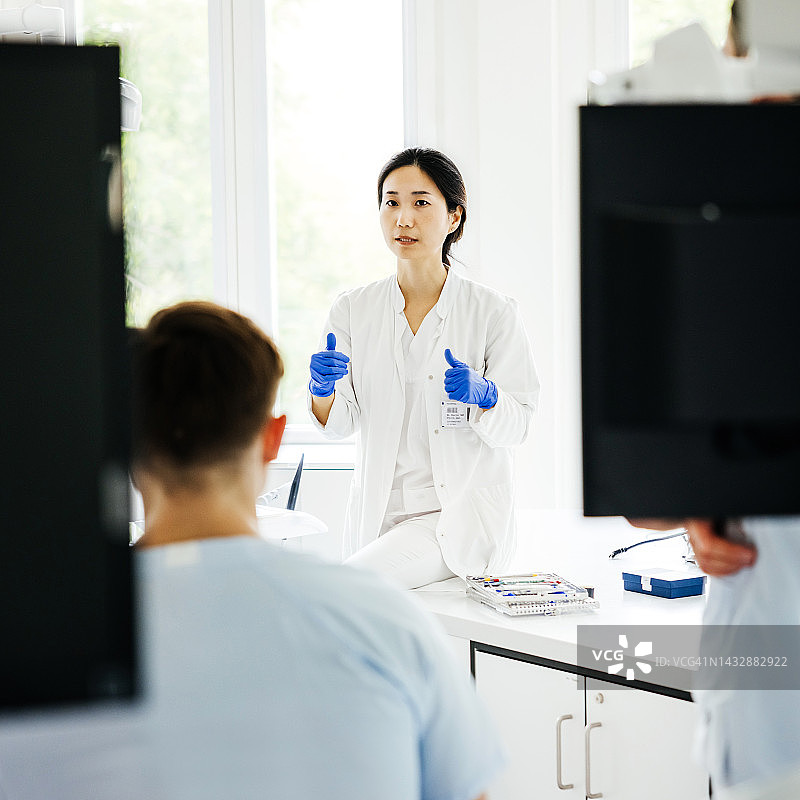 牙科手术课上老师与学生交谈图片素材