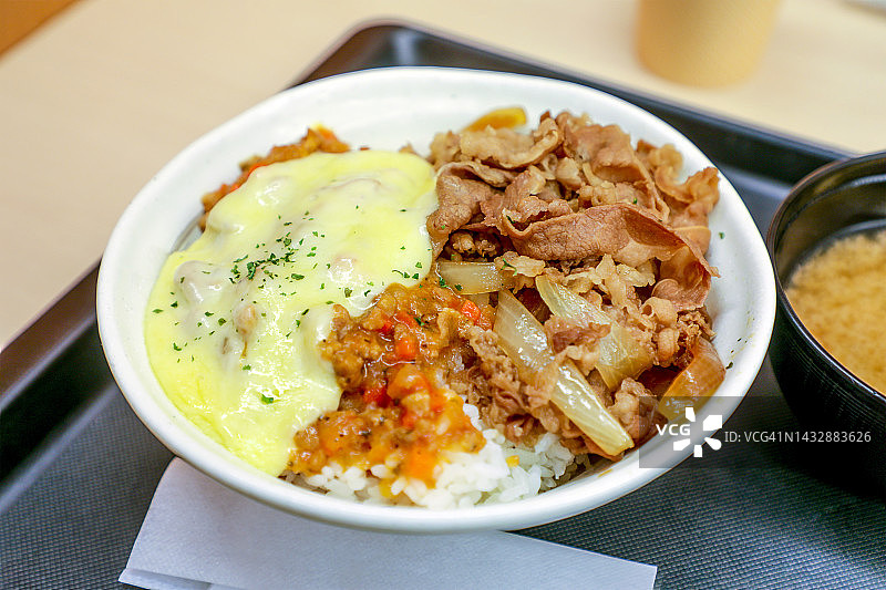 肉酱奶酪牛肉饭碗图片素材