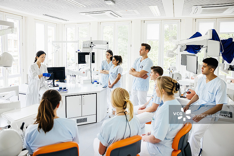学生们在牙科手术室听老师讲解图片素材