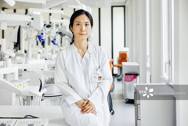 现代大学牙科手术中的牙医肖像图片素材