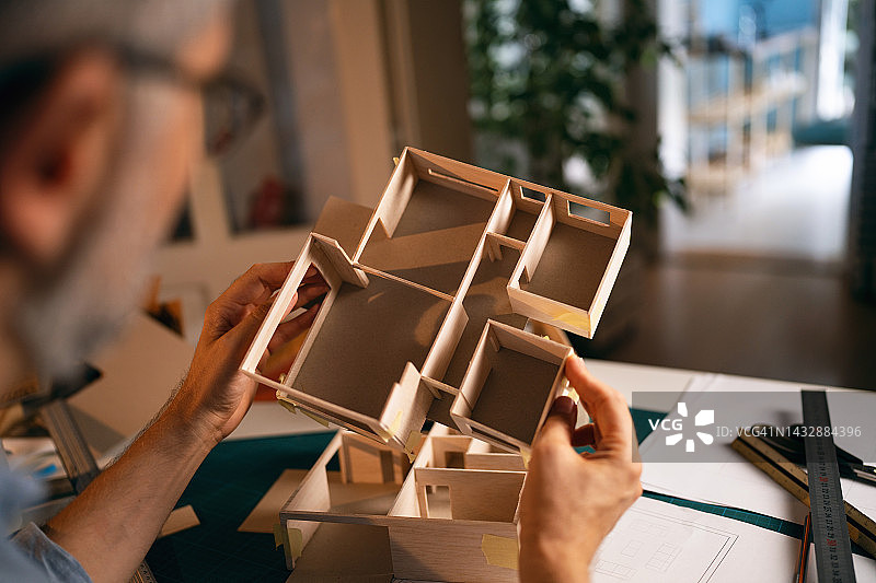 建筑师观察建筑模型图片素材