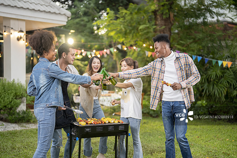 人们在后院享受阿萨多烤肉派对图片素材