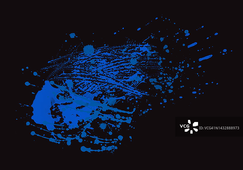 黑色背景上的蓝色油漆飞溅图片素材