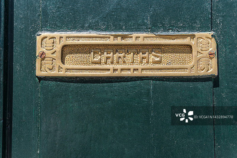 绿色门上的邮件投递口图片素材