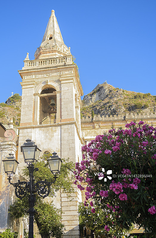 意大利西西里岛陶尔米纳四月九日广场圣朱塞佩教堂的钟楼图片素材