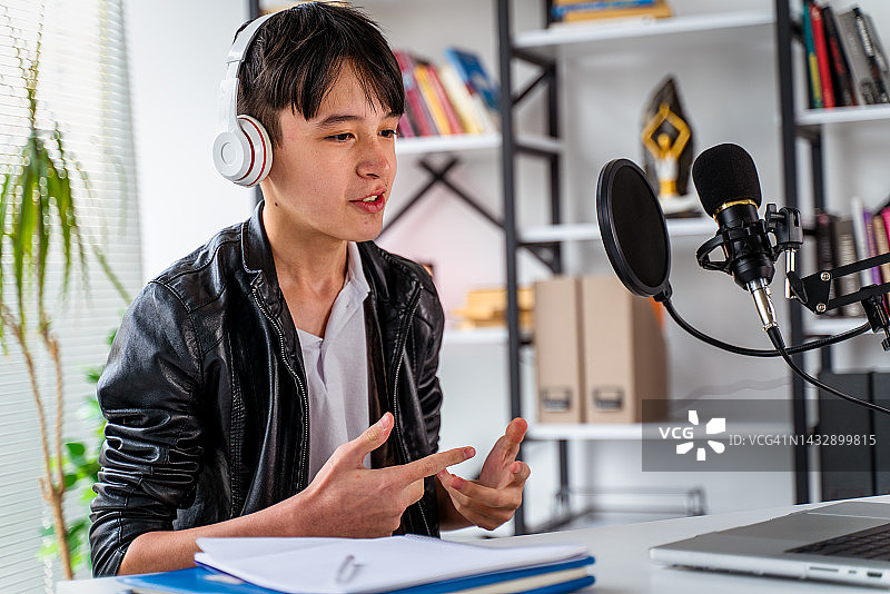 青少年男孩在家录制播客图片素材