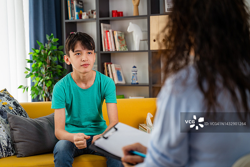 女心理学家在办公室辅导青少年图片素材