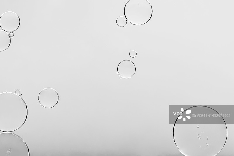 灰色单色背景上的带气泡的油图片素材