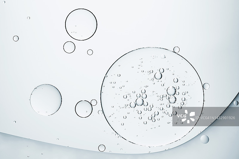 灰色单色背景上的带气泡的油图片素材