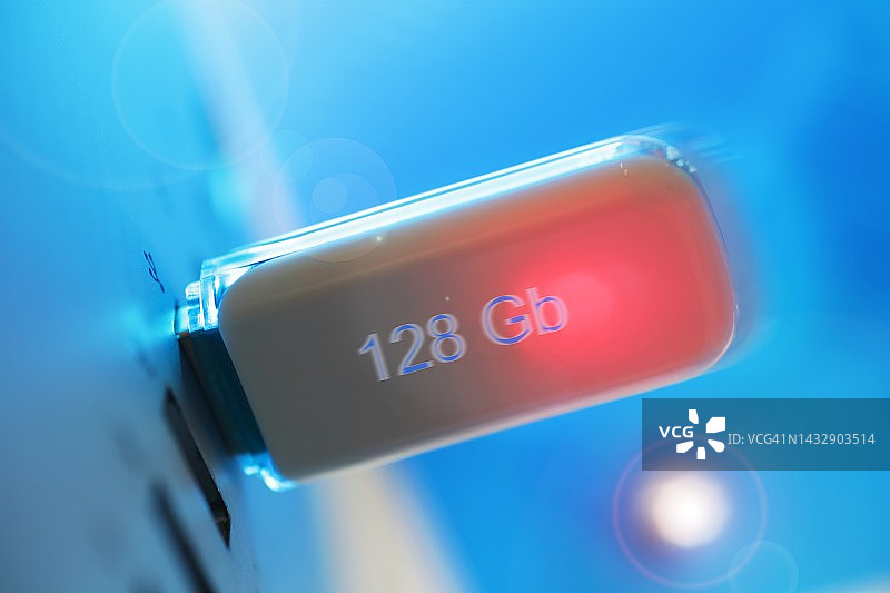 电脑背后的USB闪存驱动器图片素材