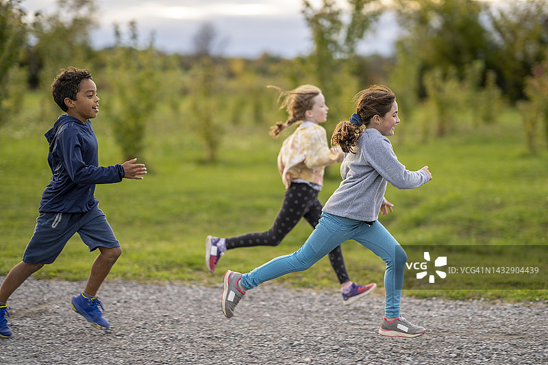 孩子们赛跑图片素材