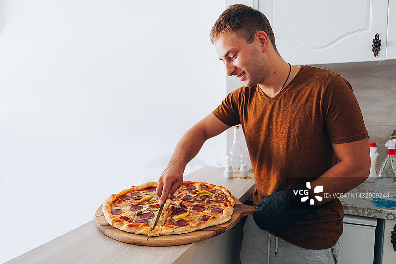 在厨房工作的披萨厨师图片素材