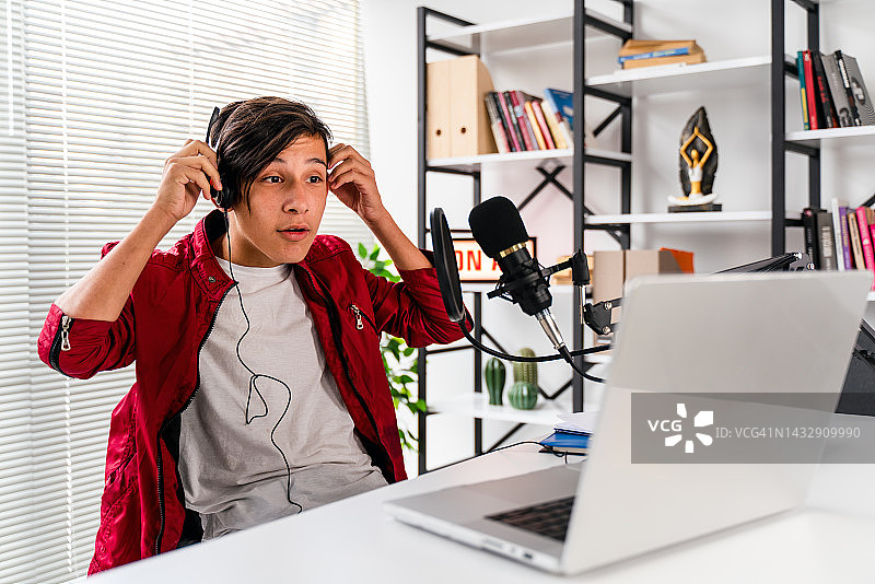 青少年男孩在家录制播客图片素材