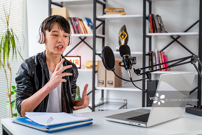 青少年男孩在家录制播客图片素材