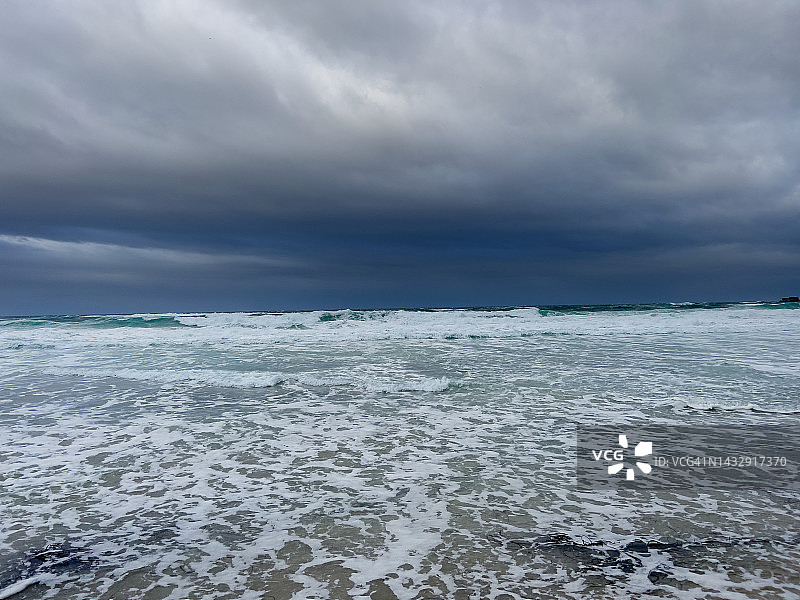 海滩上波涛汹涌的暴风雨海面图片素材