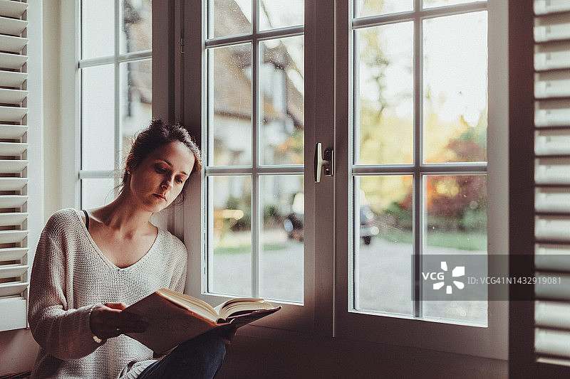 在家读书的女人图片素材
