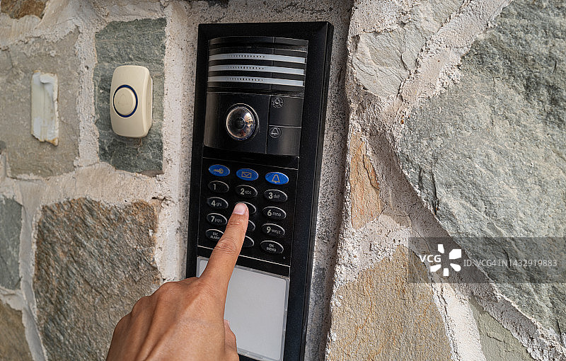 使用智能门锁图片素材