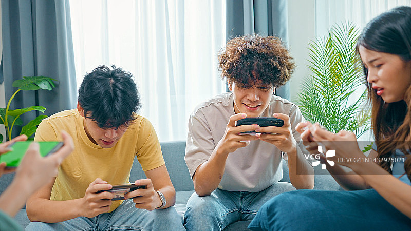 朋友们一起玩手机游戏图片素材