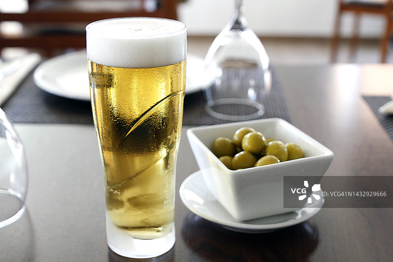 桌上新鲜啤酒和橄榄的特写图片素材