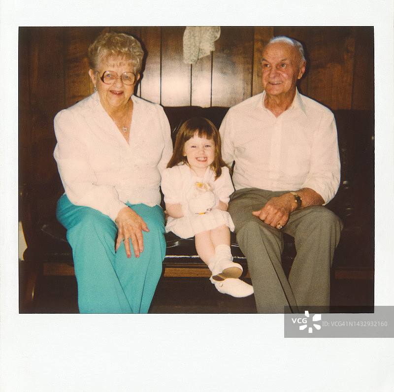 孩子与祖父母的复古家庭照片，80年代图片素材