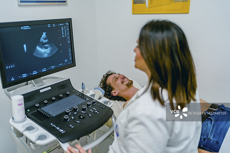 男子进行心脏超声波检查图片素材