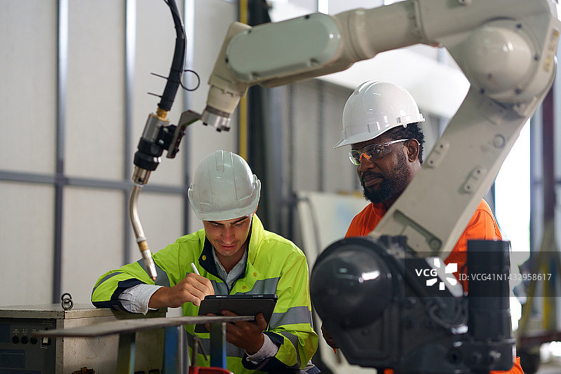 机器人工程师设计编程控制机器人系统图片素材