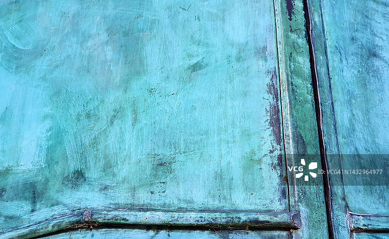 铜板上铜绿蓝绿色锈迹的表面细节。图片素材