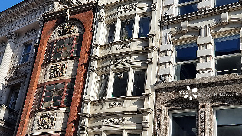 英国伦敦装饰华丽的战前建筑外墙图片素材