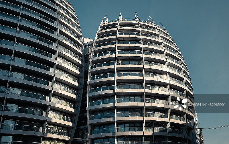 英格兰伦敦老街附近的现代公寓楼图片素材