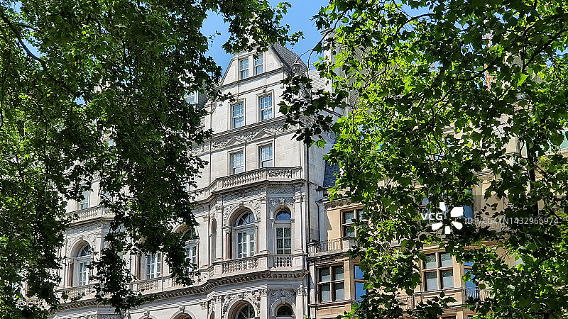 伦敦威斯敏斯特市俯瞰格林公园的华丽战前建筑外墙图片素材
