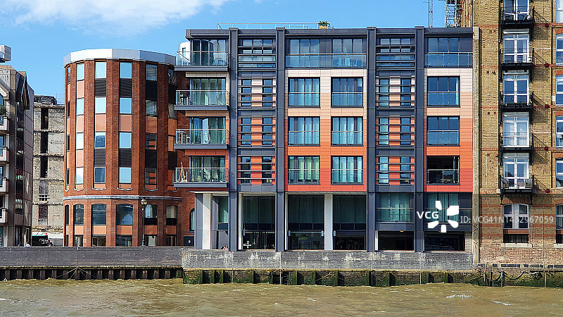 伦敦泰晤士河北岸翻新的工业建筑和新建住宅楼图片素材