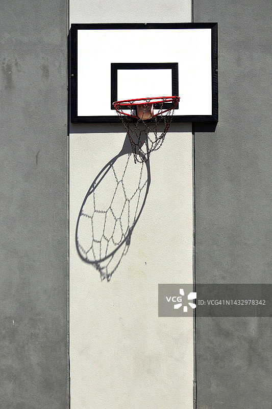 挂在音乐厅墙上的空篮球框图片素材
