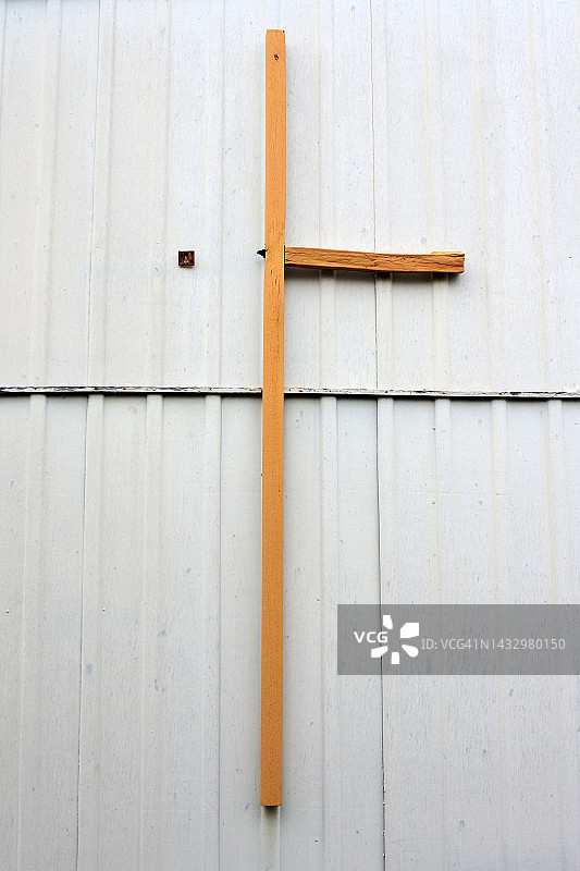 破损的木制基督教十字架图片素材